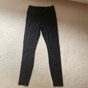 Fabletics High Waisted Oasis Pocket Leggings Size Small, 7/8 length